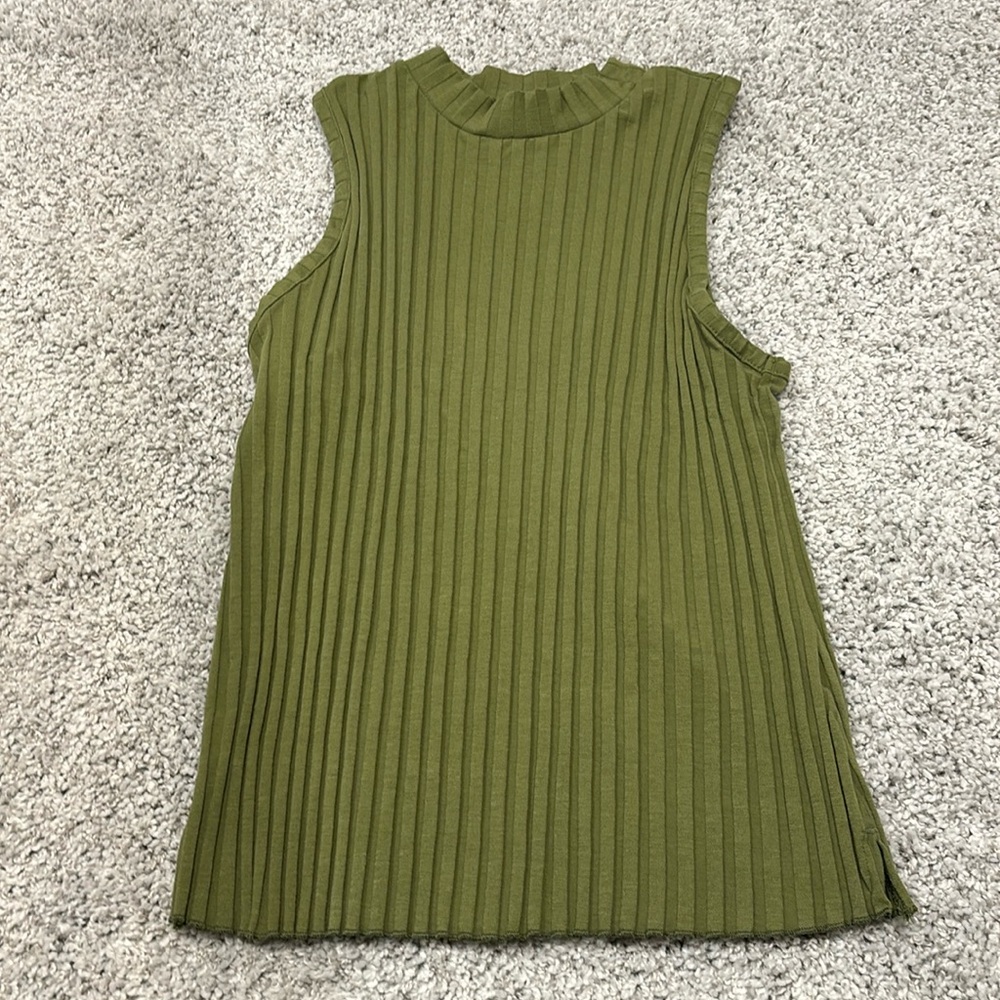 3/$10 🌼 Green tank top